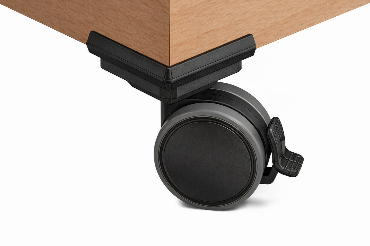 Nahaufnahme des „Rollendiscount“-Lenkrollen-Sets (Ø 75 mm) mit Feststellern an einer Möbelecke aus Holz.