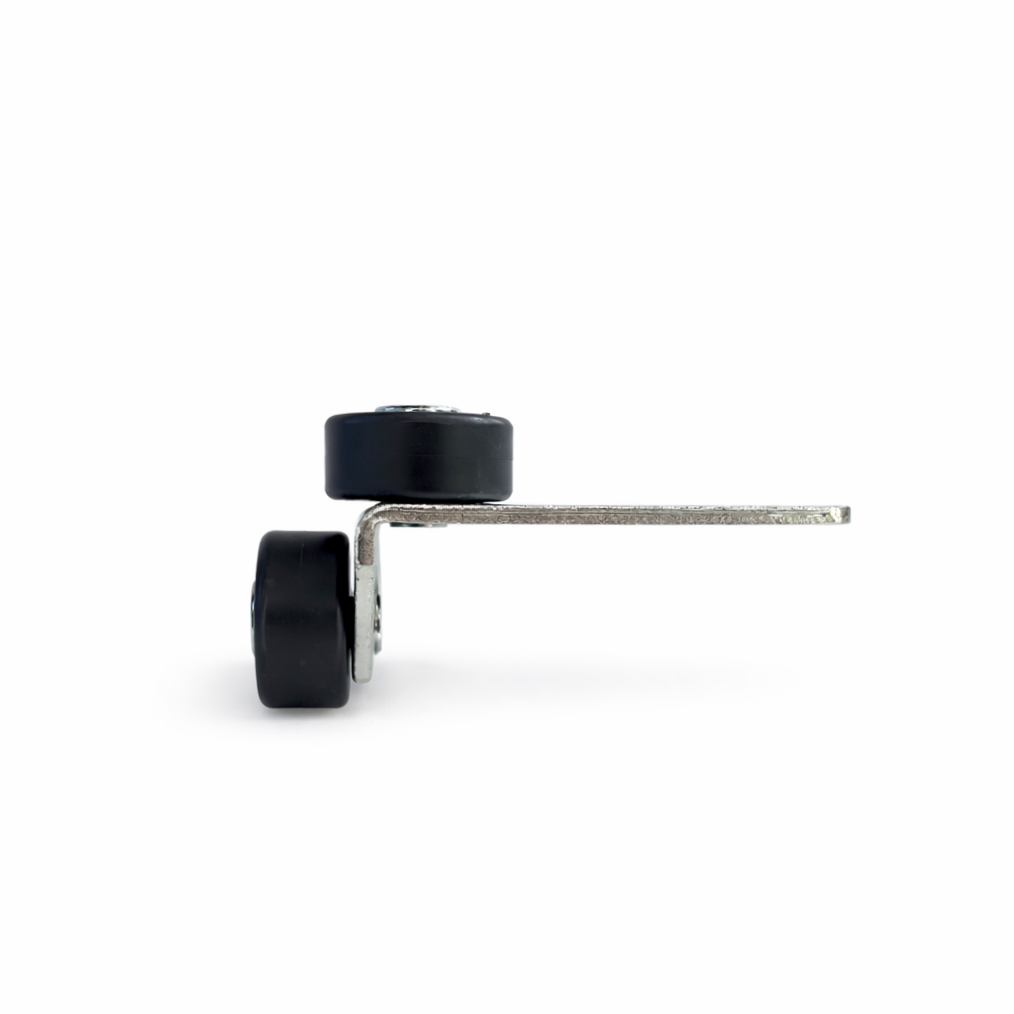Zwei KARWEG 30-mm-Weichrollen auf verzinkter Halterung, Seitenansicht, weißer Hintergrund.