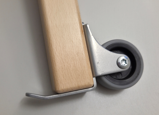 Rollendiscount-Rolle, Ø 50 mm, weiche Lauffläche, Kippschutz, auf Holzfuß, hellgrauer Boden.