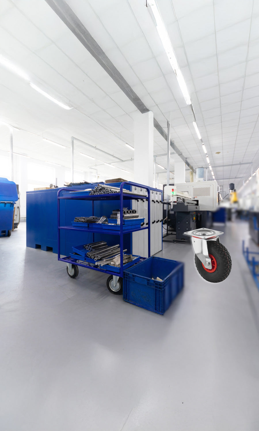 Blauer Wagen mit Metallstangen und Behältern in einem hellen, sauberen Industriearbeitsbereich.
