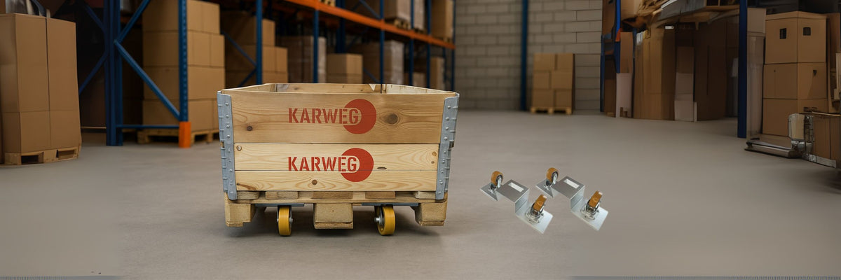 Eine Holzkiste auf Rädern in einem Lagerraum, daneben liegen drei Metallwerkzeuge auf dem Boden.